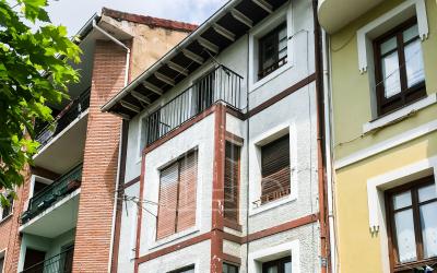Fachada calle Iturribide edificio de viviendas para rehabilitar en Mungia